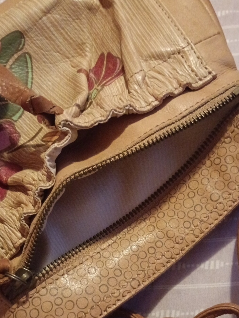Fossil Boho Women’s Floral Accent Crossbody Bag in Tan - Picture 5 of 7